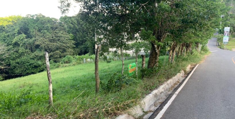 Solar con vista a la montaña cerca de dos Ríos