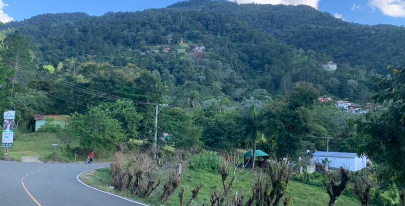 Solar con vista a la montaña cerca de dos Ríos